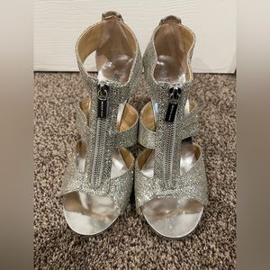 LIKE NEW Michael Kors Berkley T Strap silver Glitter 3.5" Heel sandals Size 8.5